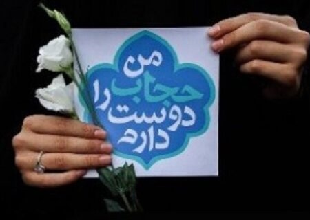 زنان در نقش برجسته های تخت جمشید با لباس بلند و روسری دیده می شوند