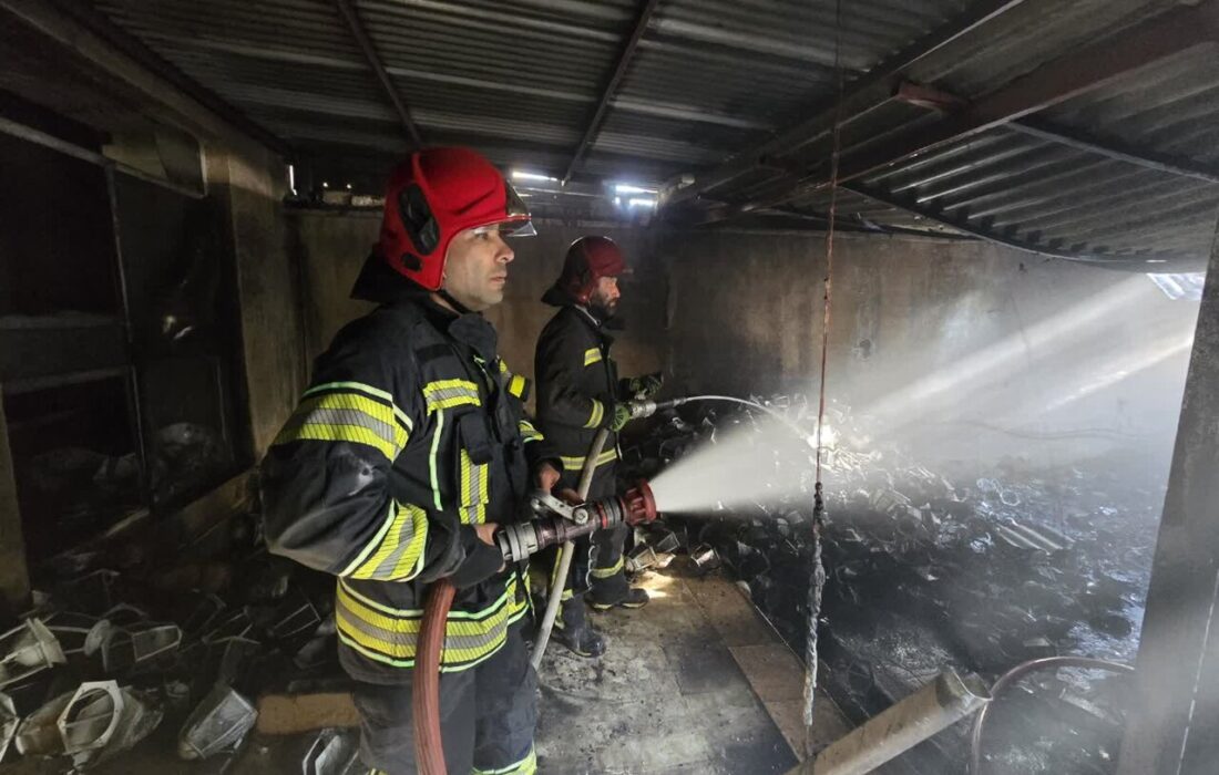 آتشنشانان اصفهان کفاشی شعلهور را نجات دادند