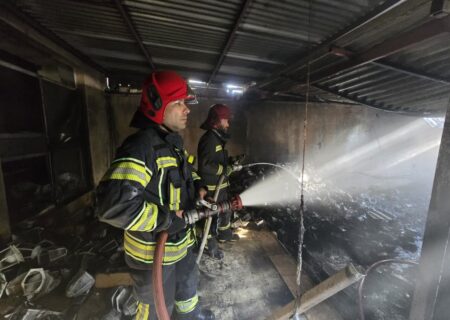 آتش‌نشانان اصفهان کفاشی شعله‌ور را نجات دادند