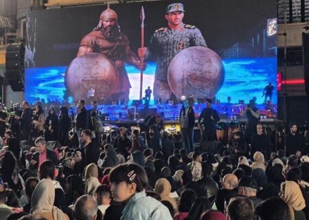 مراسم اختتامیه «در مقابل ایران دوباره زانو می‌زنید» آغاز شد