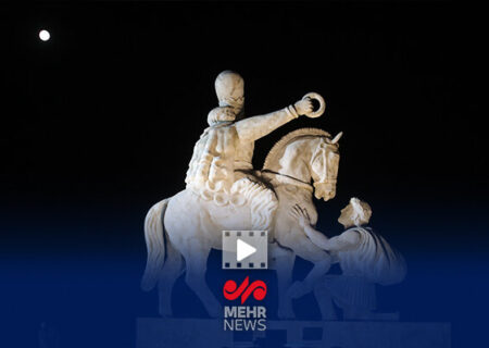 لحظه رونمایی از مجسمه «شاپور دوم» در میدان انقلاب