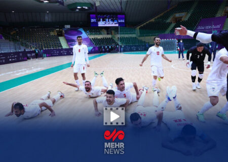 مراسم اهدا مدال قهرمانی به تیم فوتسال ایران در بازیهای کشورهای اسلامی