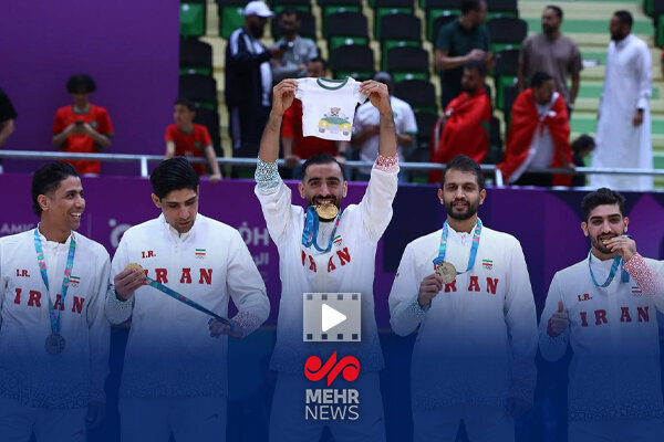 احمدعباسی با لباس فرزندش جشن طلایی گرفت