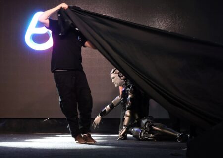 روبات انسان‌نمای روسی در نخستین نمایش از کار افتاد