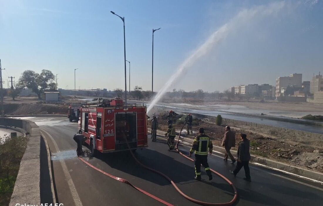 حریق لوله فاضلاب و ترکیدگی لوله آب در بلوار پیامبر اعظم قزوین مهار شد