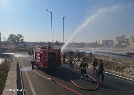 حریق لوله فاضلاب و ترکیدگی لوله آب در بلوار پیامبر اعظم قزوین مهار شد