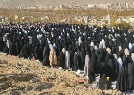 نماز باران در اراک اقامه شد؛ اشک و امید  مردم زیر آسمان غبارآلود