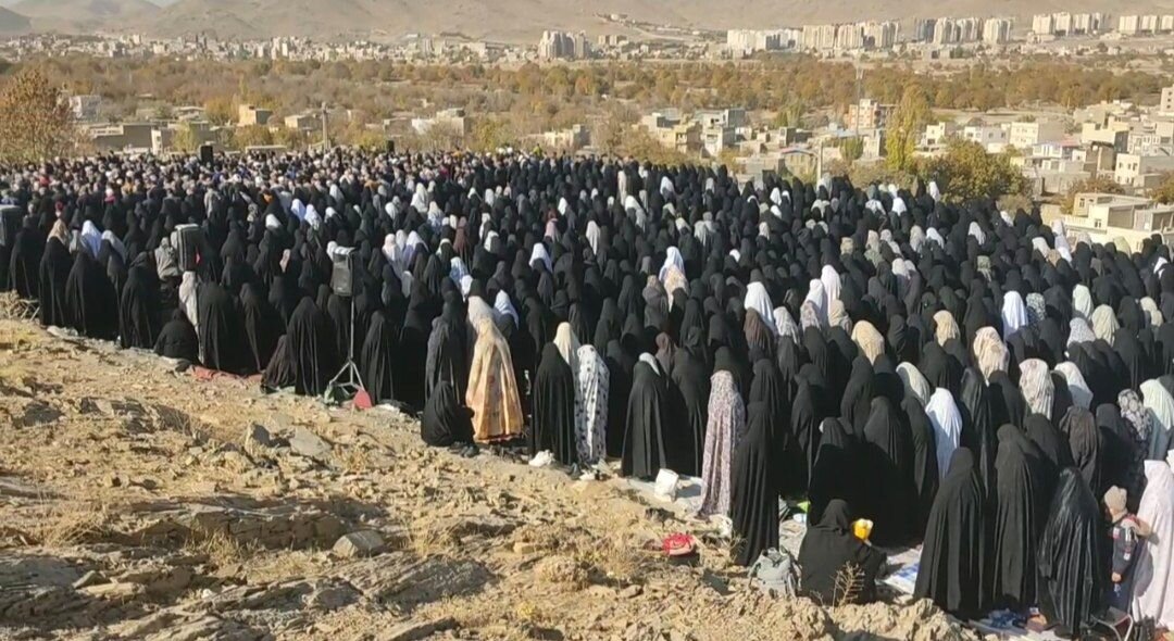 نماز باران در اراک اقامه شد؛ اشک و امید مردم زیر آسمان غبارآلود