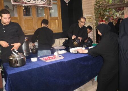 توزیع غذای نذری میان عزاداران فاطمی در خانه تاریخی مقدس زاده ساوه