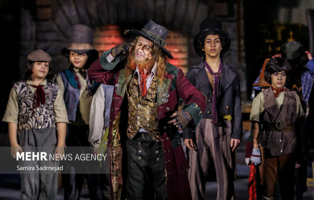 نمایش موزیکال الیورتوئیست