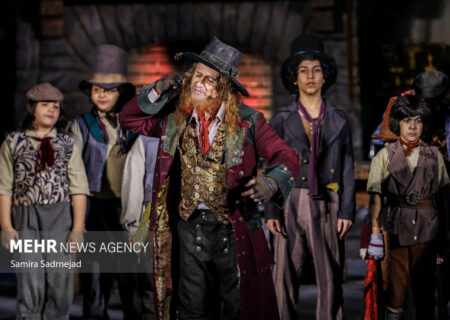 نمایش موزیکال الیورتوئیست