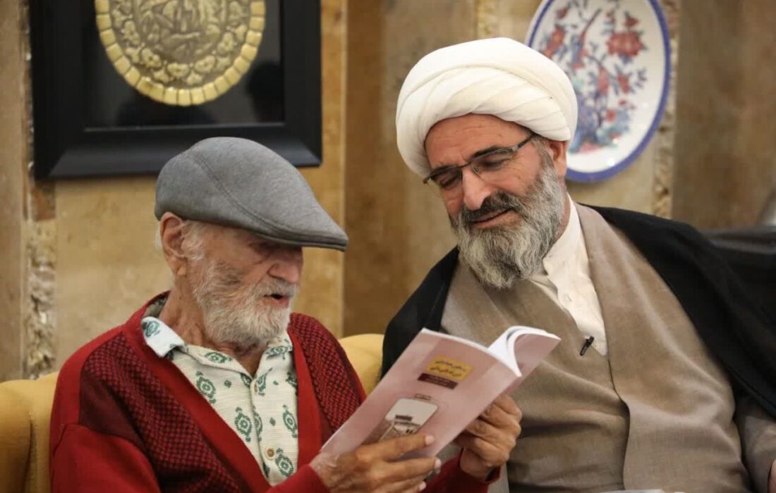 تجلیل نماینده ولی فقیه در سمنان از استاد شکوهی به عنوان چهره ممتاز ملی