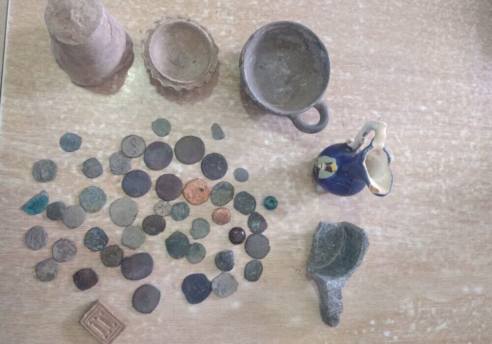 کشف و ضبط ۵۰۰ شیء تاریخی از قاچاقچیان اشیاء عتیقه در داراب