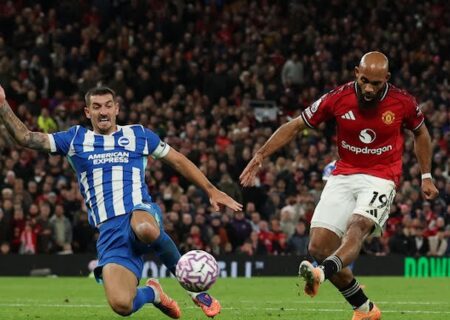 امبومو بازیکن ماه لیگ جزیره شد