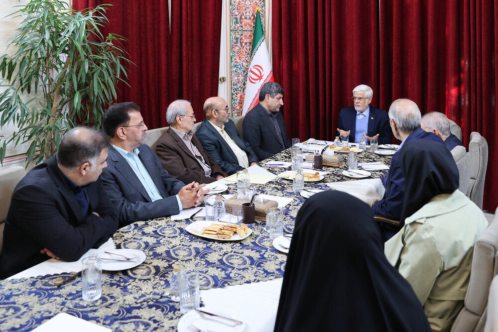 عارف: خودسوزی جوان اهوازی و خودکشی یک روزنامهنگار پیام و سیگنالی جدی برای جامعه و حاکمیت است