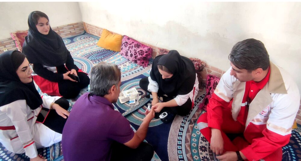 اجرای طرح «نذر خدمت» داوطلبان هلال احمر در روستای شهید طیب