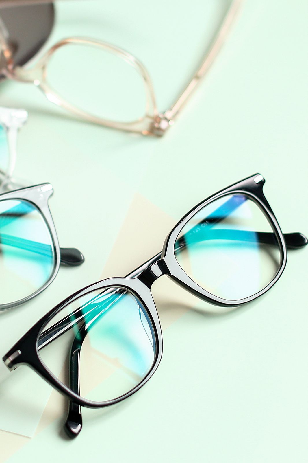 عینک و لنز طبی: راهنمای جامع برای انتخابی آگاهانه